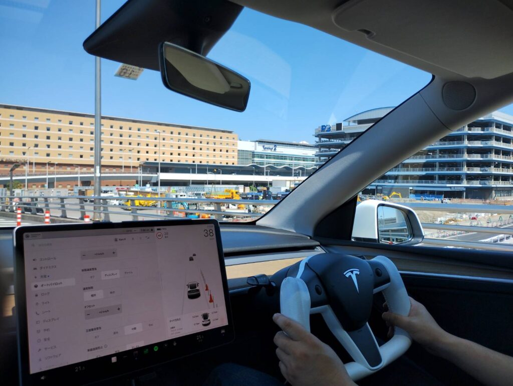 テスラYによるEV講習の実践風景|東京ドライビングサポート 東京ドライビングサポートのペーパードライバー講習|テスラYでの実践走行中の様子