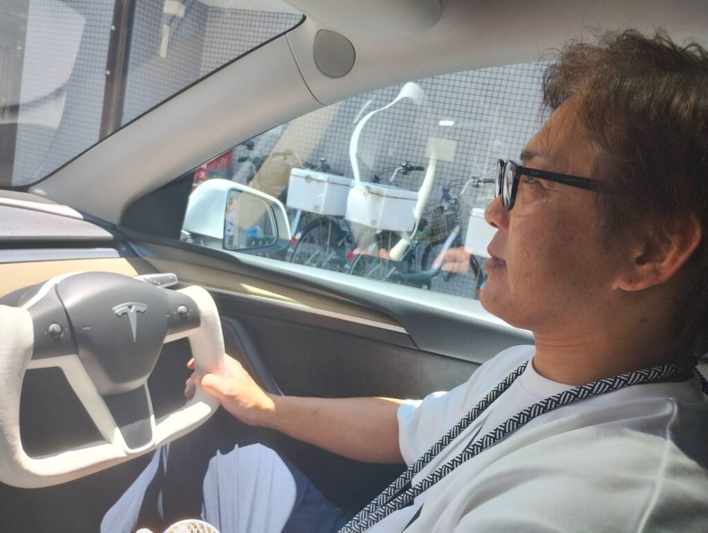東京ドライビングサポート 小竿インストラクター(テスラ講習担当) テスラの運転席で指導中の小竿インストラクター(東京ドライビングサポート)