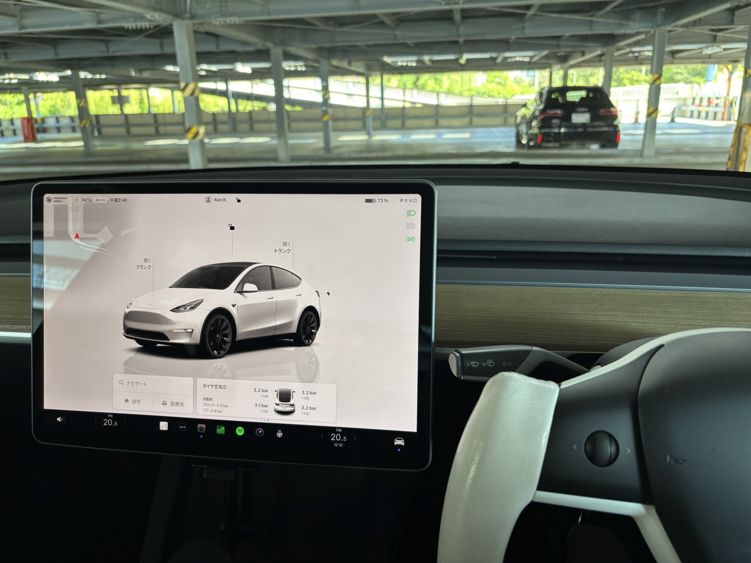 テスラYの操作画面|東京ドライビングサポート講習車のインターフェース例 テスラYのタッチパネルに表示された車両情報|東京ドライビングサポートのEV講習に使用される最新車両