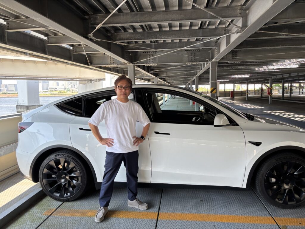 小竿健インストラクターとテスラY|東京ドライビングサポートのEV講習 東京ドライビングサポート|インストラクター小竿健とテスラYの講習前ショット