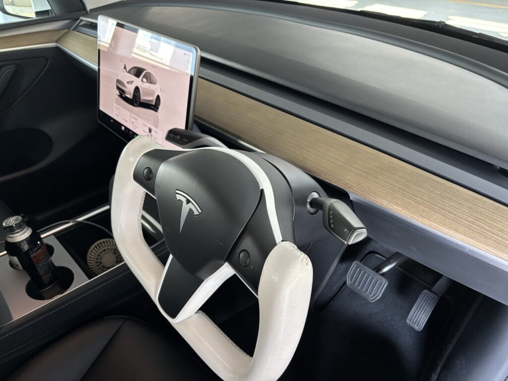 東京ドライビングサポートのテスラY内装|EVペーパードライバー講習使用車両 テスラYのインテリア|東京ドライビングサポートのEV車両によるペーパードライバー講習