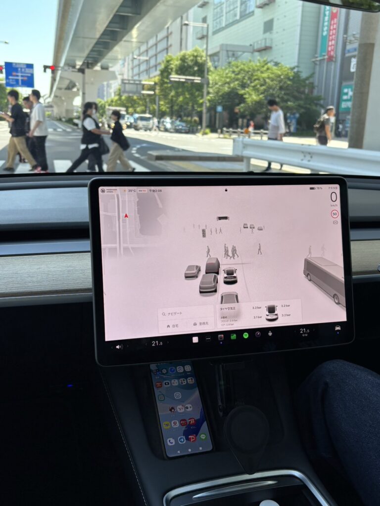 テスラの自動運転支援システムでの視認表示|板橋区での実走行中に撮影 テスラのセンターディスプレイに表示される自動運転支援の車両認識機能。板橋区のペーパードライバー講習で使用。