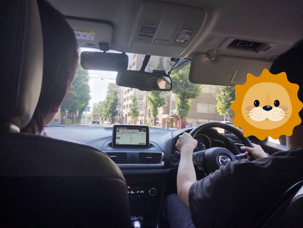 ペーパードライバー講習中、車内から見た30代男性の運転風景（インストラクター同乗）