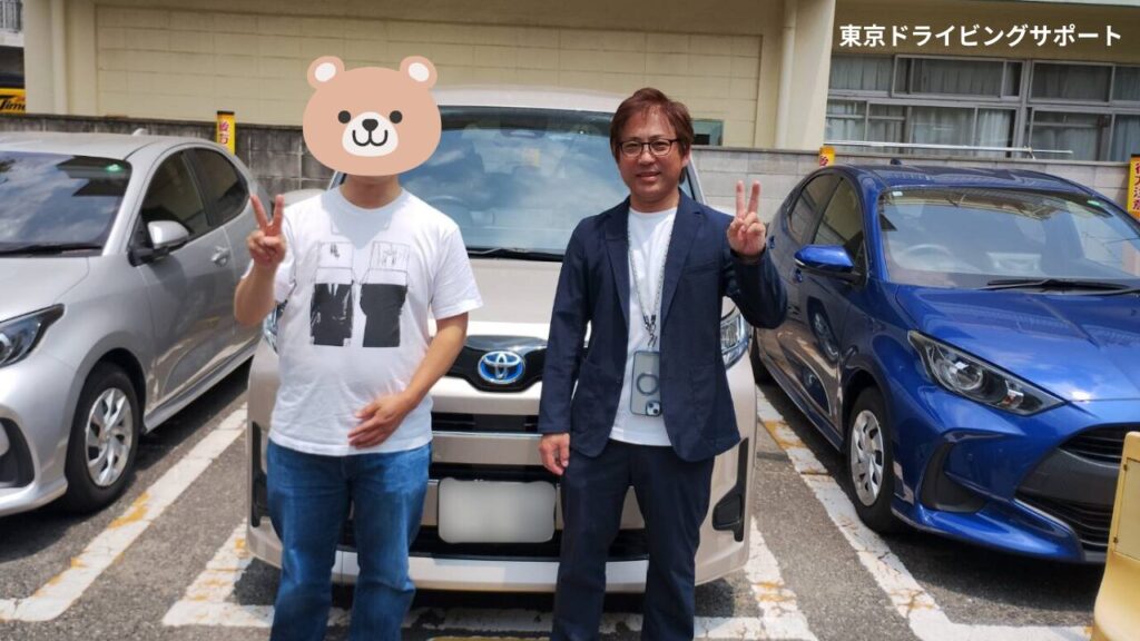 ペーパードライバー講習を受けた40代男性と東京ドライビングサポートの小竿インストラクターの2ショット写真