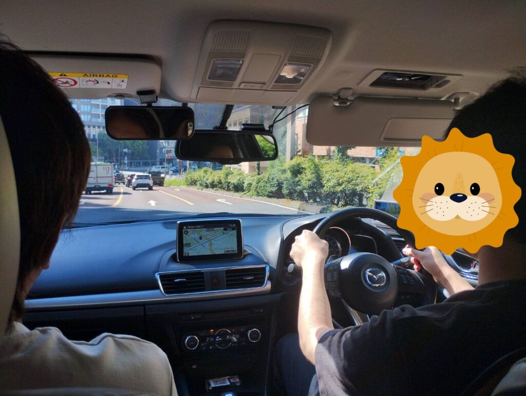神田から新宿への都内ルートを走行中のペーパードライバー講習。後部座席から見た運転風景。マツダ車での練習風景。
