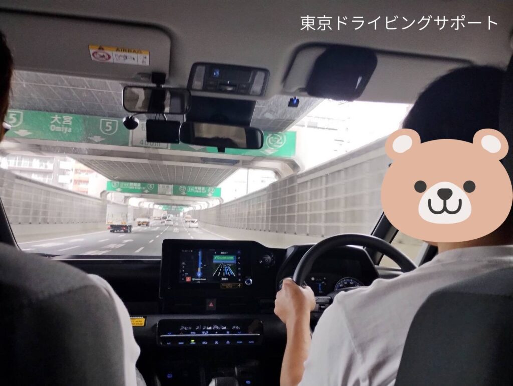 東京ドライビングサポートのペーパードライバー講習中、インストラクターが助手席から的確なアドバイスを行う様子(40代男性・運転練習中)