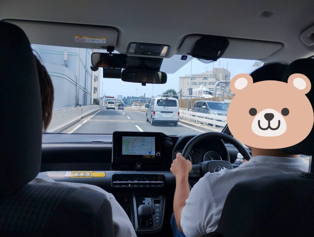 ペーパードライバー講習中にインストラクターと実技指導を受ける受講者(東京ドライビングサポート)