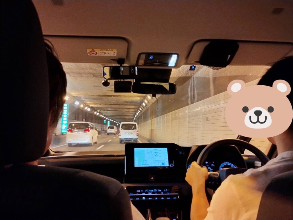 ペーパードライバー講習でインストラクターと走行練習をする受講者（東京ドライビングサポート）