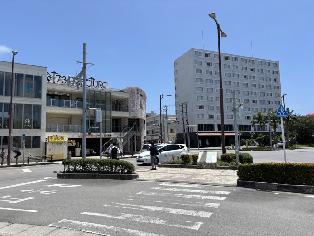 石垣島 市街地道路の特徴と運転ポイント 石垣島市街地の交差点とホテル前の道路風景。渋滞や観光客・レンタカーが多いエリアで運転注意が必要。
