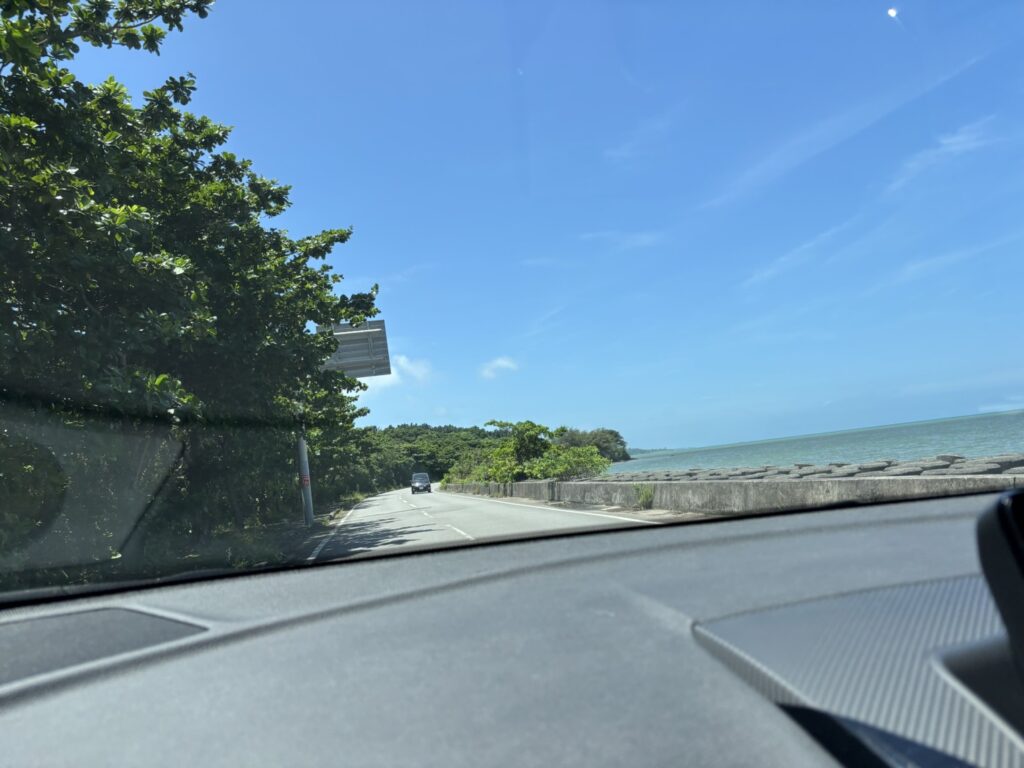 石垣島ペーパードライバー講習3日目|国道390号・海沿いドライブ練習 石垣島の国道390号沿いを走行するペーパードライバー講習の練習風景|海沿い道路での安全確認