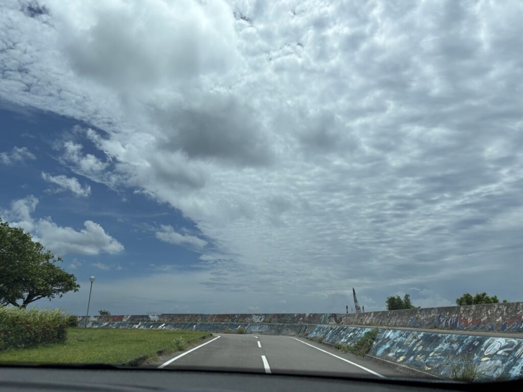 石垣島ペーパードライバー講習 西海岸ドライブ練習コース(フサキリゾート〜川平湾) 石垣島の西海岸を走る海沿い道路|フサキリゾートから川平湾方面への練習風景