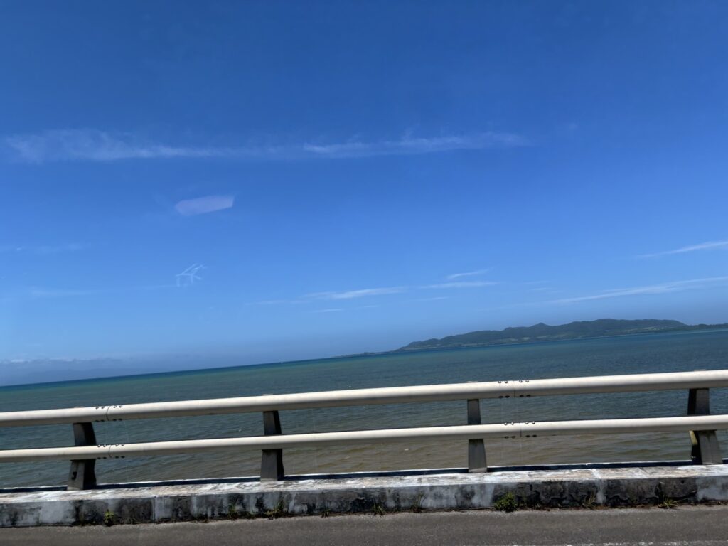 石垣島ペーパードライバー講習|国道390号線・真栄里バイパス走行体験 石垣島の国道390号線・真栄里バイパスの海沿い道路。ペーパードライバー講習で速度感覚を学ぶ場面。