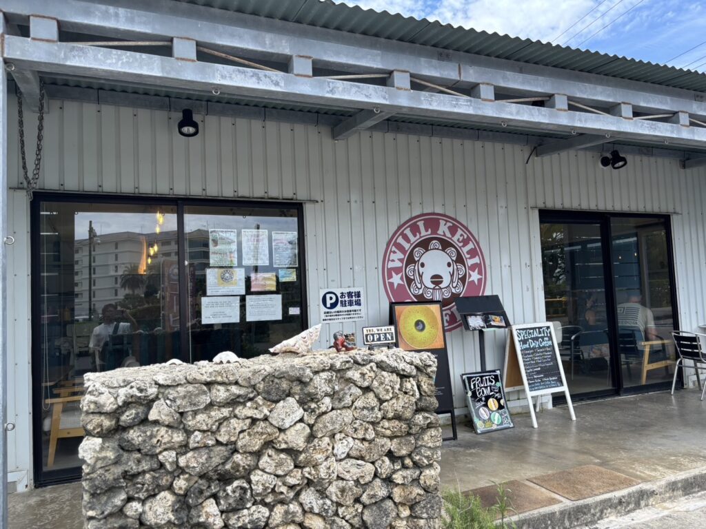 石垣島 WILL KELLY CAFE 外観|ペーパードライバー講習で駐車に自信 石垣島のカフェ「WILL KELLY CAFE」の外観と駐車場前の風景