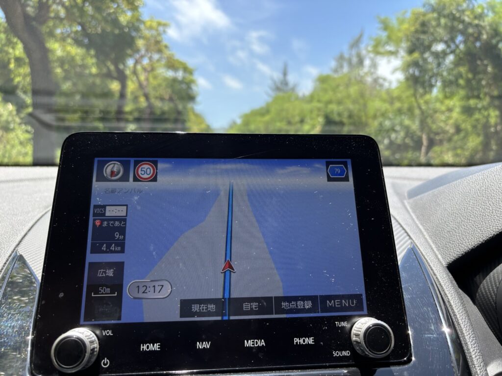 石垣島ペーパードライバー講習|ナビ画面で直線道路を走行 石垣島のペーパードライバー講習で使用する車載ナビの画面。直線道路で安全運転の練習中。