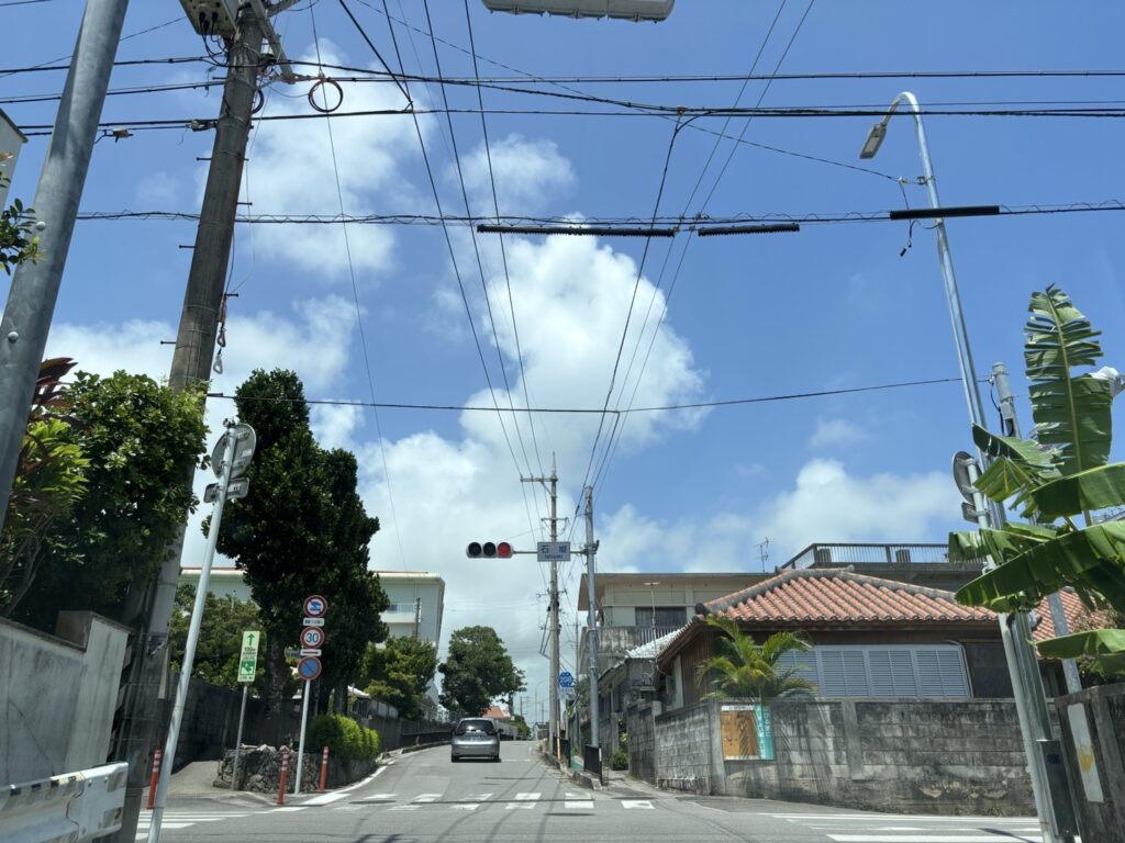 石垣島ペーパードライバー講習 住宅地運転練習 登野城小学校周辺 石垣島の住宅地を走行する車と信号機|ペーパードライバー講習で生活道路の運転練習