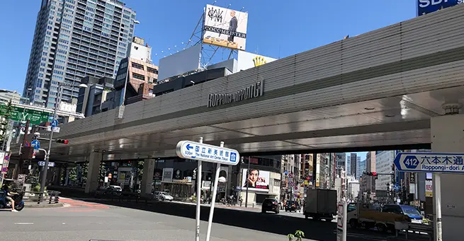 港区・六本木交差点周辺の道路環境。高架道路や複雑な交差点構造があり、左ハンドルでの運転では事前の理解と前提共有が重要になるエリア。