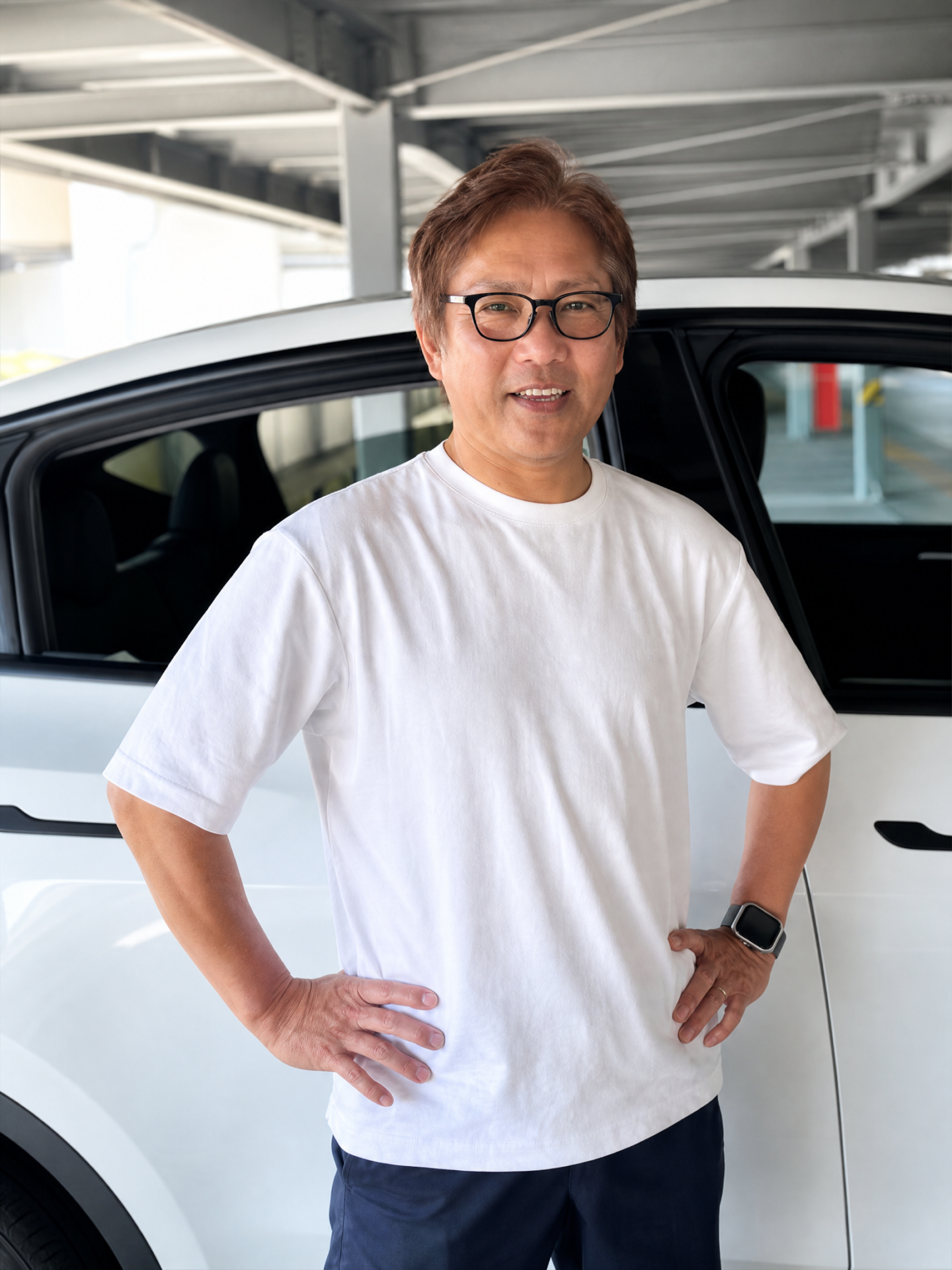 マイカー購入サポート 2 白い車の前に立つ東京ドライビングサポート代表インストラクター小竿健